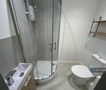 1 bedroom in a house share to rent - Photo 4