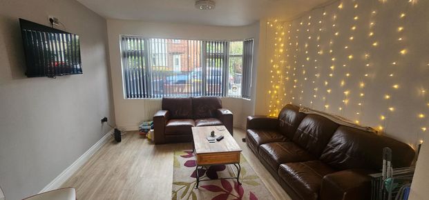 10 Bed - 17 Ash crescent, Headingley, Leeds - LS6 3LE - Student - Photo 1