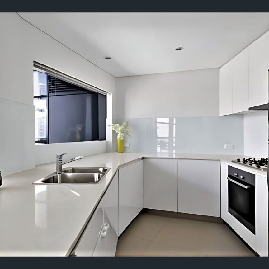 Luxury living and convenience in one! - Photo 1