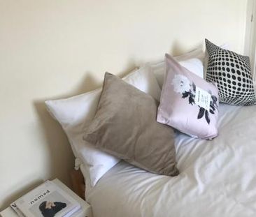 Lovely peaceful double bedroom in a Georgian Townhouse in the heart... - Photo 4