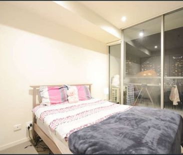 SPACIOUS 1 BEDROOM IN VILLAGE DOCKLANDS - Photo 1