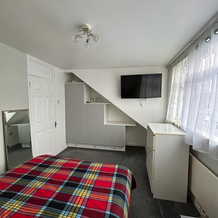 Room in a Shared House, Atkinson Road, E16 - Photo 1