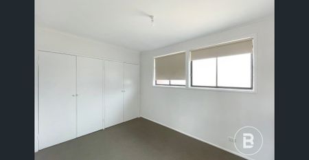 SPACIOUS FAMILY LIVING IN A CONVENIENT SEBASTOPOL LOCATION - Photo 3