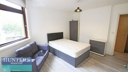 1 bedroom Flat To Let - Photo 2