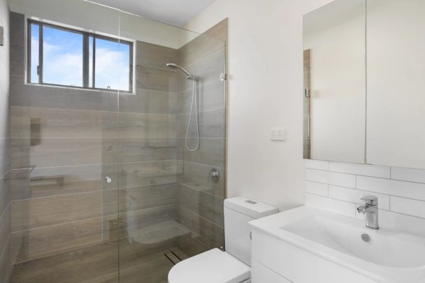 Coastal Living in the Heart of Margate – 2 bedroom house furnished with Ocean Views. Contact Julie Sykes 0438 050 110 - Photo 1