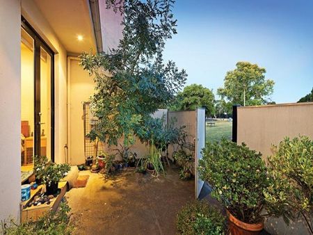 29 Park Drive, Clifton Hill VIC 3068 - Photo 2