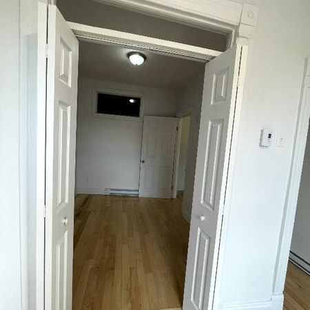 Magnifique 4½ près du Parc Olympique 1750$ par mois Idéal pour petite famille, étudiants ou jeunes professionnels - Photo 4