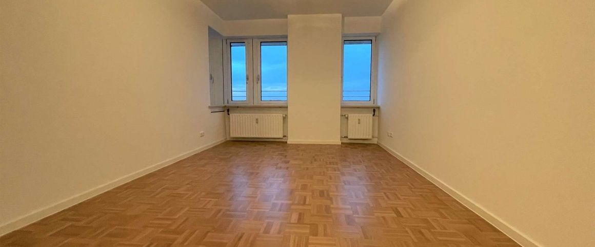 HEGERICH: Großzügige 3-Zimmer Wohnung mit Einbauküche im Arabellabogen und Blick auf die Alpen! - Foto 1