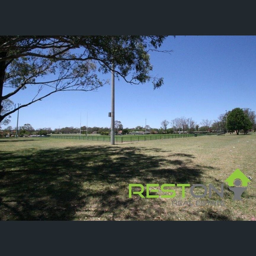 Large and Modern Three Bedroom Apartment! - Photo 1