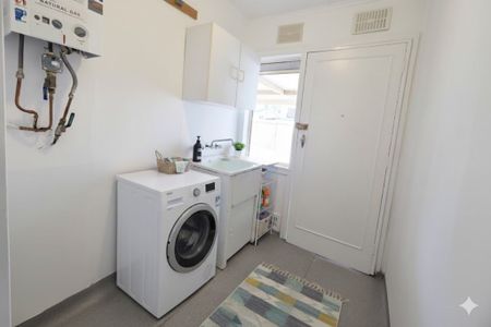 IMMACULATE PRESENTATION! - Photo 2