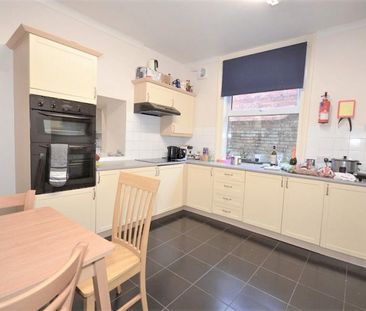 8 bedroom House To Let - Photo 6