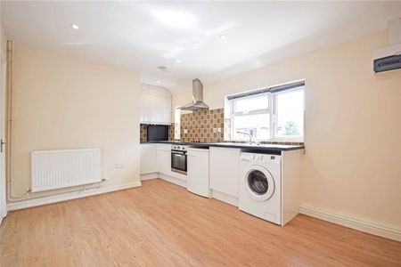 A well presented 2 bedroom apartment in Chesterton conveniently located for the City Centre and Science Park. Driveway parking. Unfurnished. - Photo 3