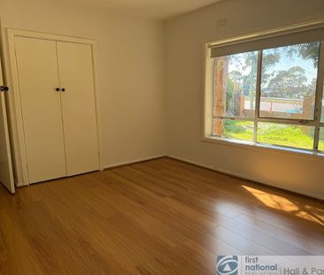 Spacious 2 Bedroom Unit in Convenient Dandenong Location - Photo 2