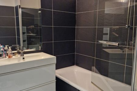 APPARTEMENT T3 EN DUPLEX AVEC COUR ET STATIONNEMENT - Photo 4