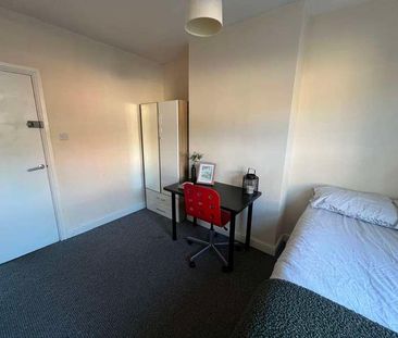 Large Property // Bed & Bath // July, LN5 - Photo 5