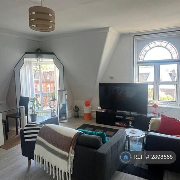 1 bedroom in a flat share to rent - Photo 1