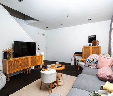 Sunny Furnished Apartment with 2 Carparks - Photo 5
