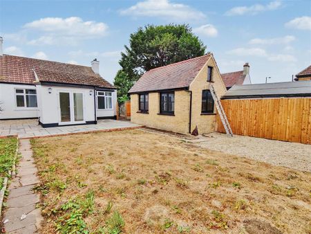 3 bedroom semi-detached bungalow to rent - Photo 2