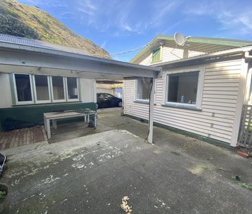 Spacious 3-Bedroom Home with Sea Views & Ample Parking - Photo 2