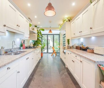 4 bedroom end of terrace house to rent - Photo 1