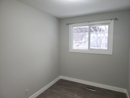 Newly Renovated Main Floor! Oversized Detached Garage Included! - Photo 4