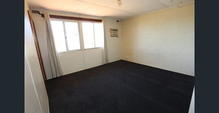 Townhouse Close to Shops - Photo 4