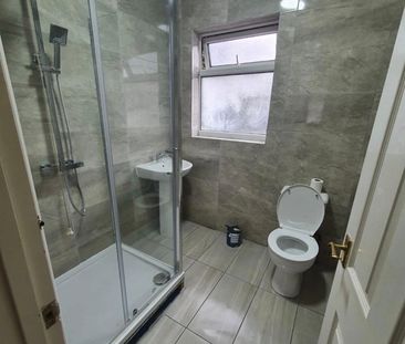 3 Bed Terraced House, Whites Avenue, IG2 - Photo 4