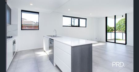 bedroom, 2 bathroom executive apartment in the heart of Penrith CBD. - Photo 2