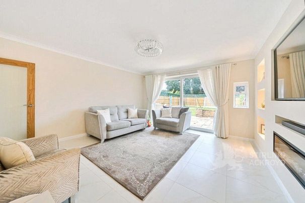 Green Lane, Chertsey, Surrey, KT16 9QR - Photo 1