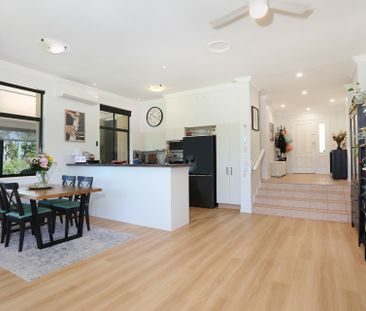 STUNNING MODERN HOME IN ASHMORE - Photo 3