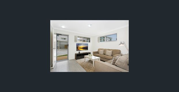 3 Bedroom Townhouse with Brand New Carpets! - Photo 1