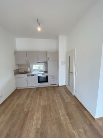 HOCH HINAUS: Balkonwohnung im obersten Stockwerk mit herrlichem Blick und Tiefgaragenparkplatz - Photo 2