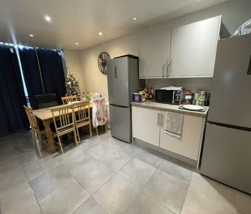 Carholme Road - Four Beds - Student Let - Photo 2