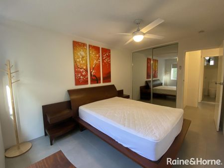 Beautifully Furnished Unit - Close to UQ! - Photo 2