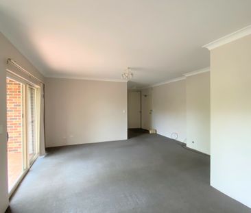 Spacious 2 Bedroom Apartment with lock up garage! - Photo 5