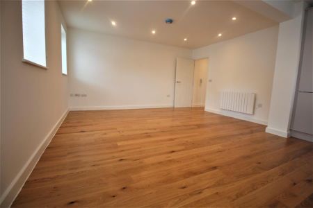 Broadway, Woking - 1 bedroomProperty for lettings - Seymours - Photo 2