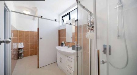 Perfect family home- train, schools and shops at your door step- Fully fenced - Photo 5