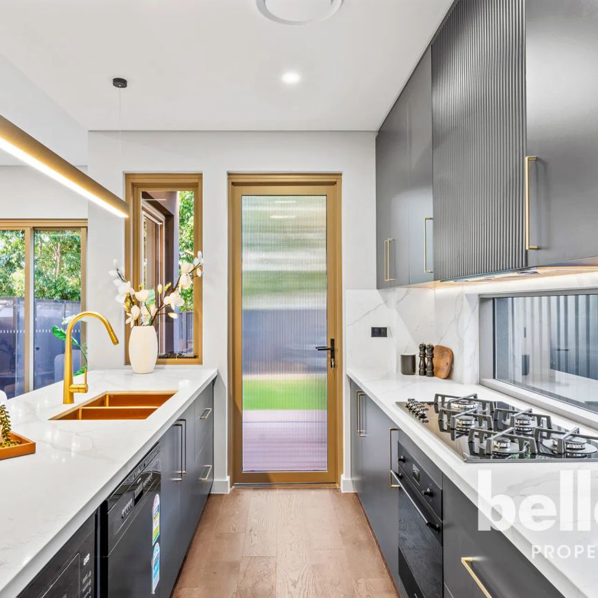 Brand-new 5 bedrooms family home in North Ryde for Rent - Photo 1