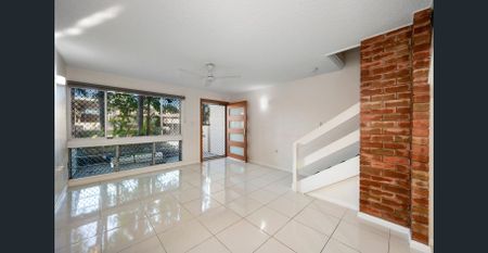 Spacious townhouse in a sought-after location - Photo 4