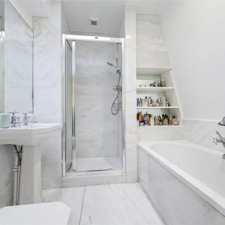 2 bedroom house in London - Photo 3