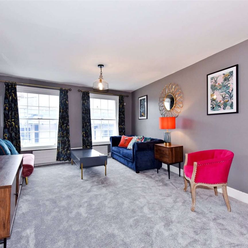 A spacious one bedroom flat with views of the River Thames and car parking in sought after Eton. - Photo 1