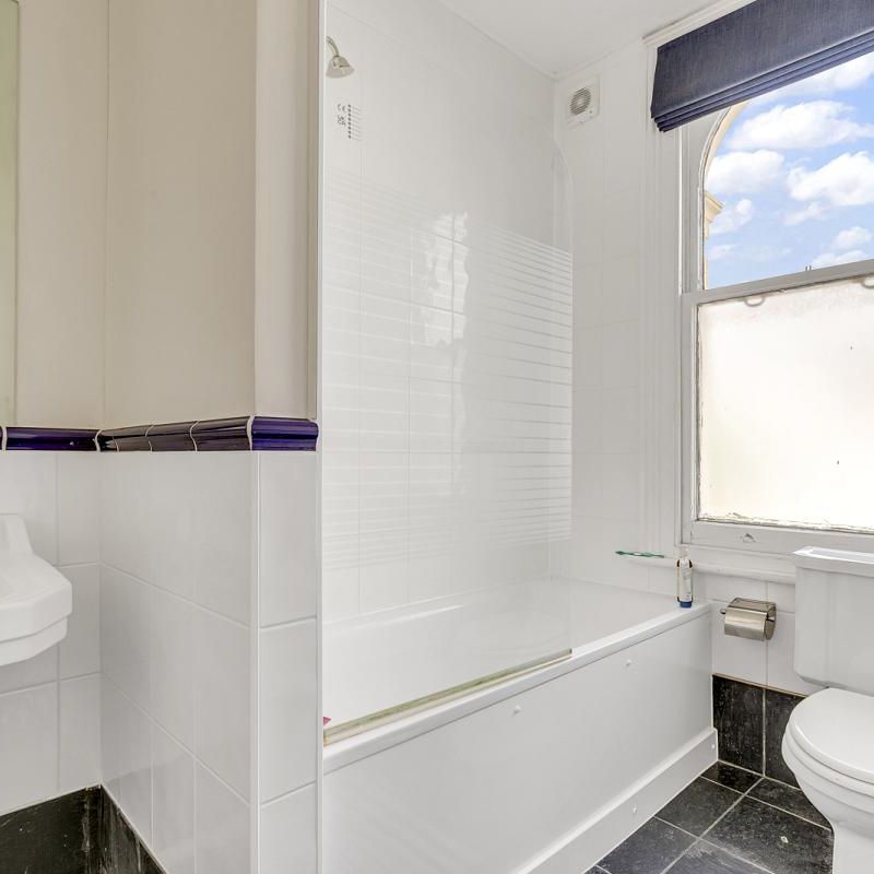 2 bedroom flat in London - Photo 1