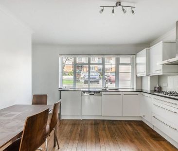 3 bedroom flat to rent - Photo 6