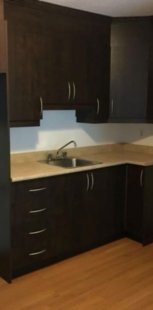 Bromont, 3 1/2 demi-ss avec table de cuisine, chaises et base de lit avec matelas queen, remise et stationnement inclus ... 5 mins de la montagne !!! - Photo 1