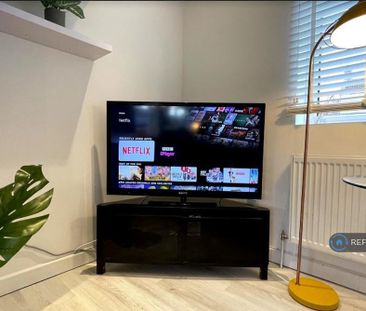 4 bedroom semi-detached house to rent - Photo 2