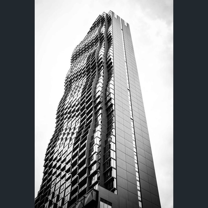 Stylish and Sophisticated 2 Bedroom Apartment - Photo 1