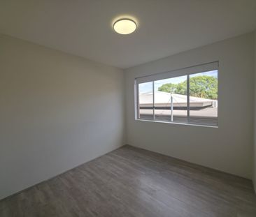 Beautifully updated apartment in a highly sought-after location! - Photo 4