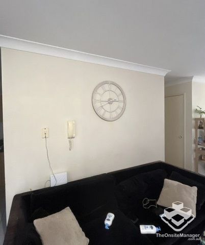 Modern 3-Bedroom Townhouse with Yard - Photo 5