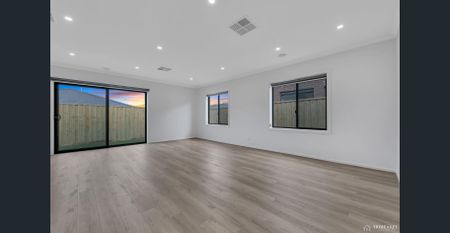 Modern 4- Bedroom Home - Photo 2