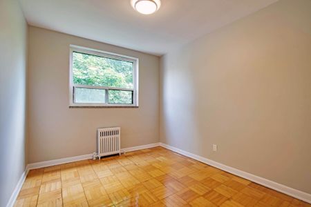 Crown Hill Place Apartments - Photo 4